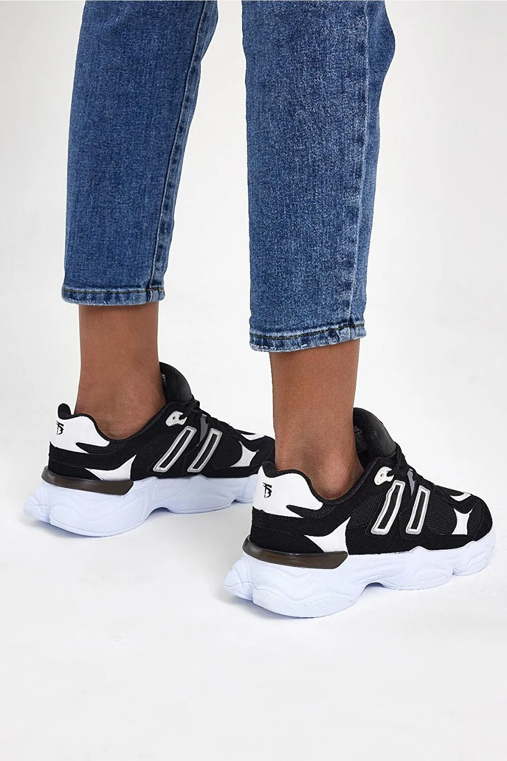 Unisex Black and White Comfortable Senaker Shoes