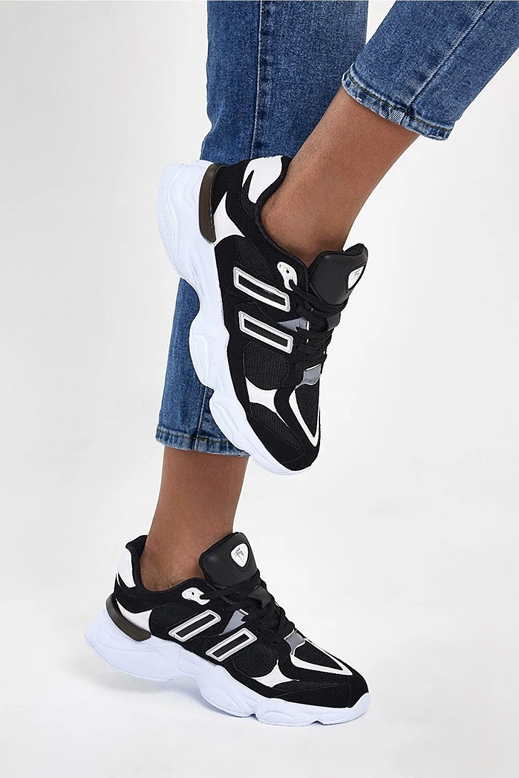 Unisex Black and White Comfortable Senaker Shoes