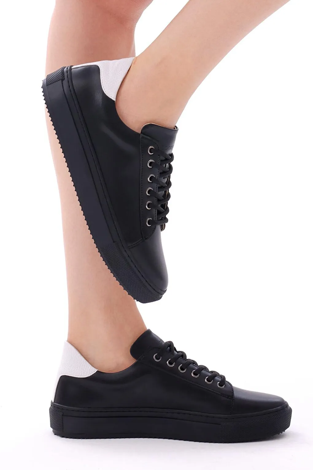 Women's Black Comfortable Fit Lambskin Lace-Up Sneaker