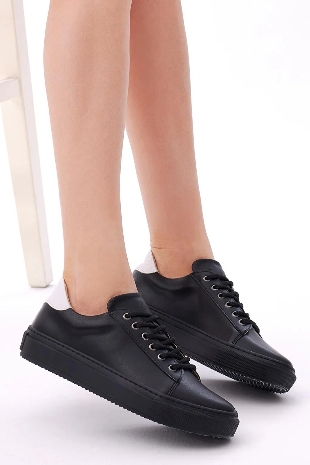 Women's Black Comfortable Fit Lambskin Lace-Up Sneaker