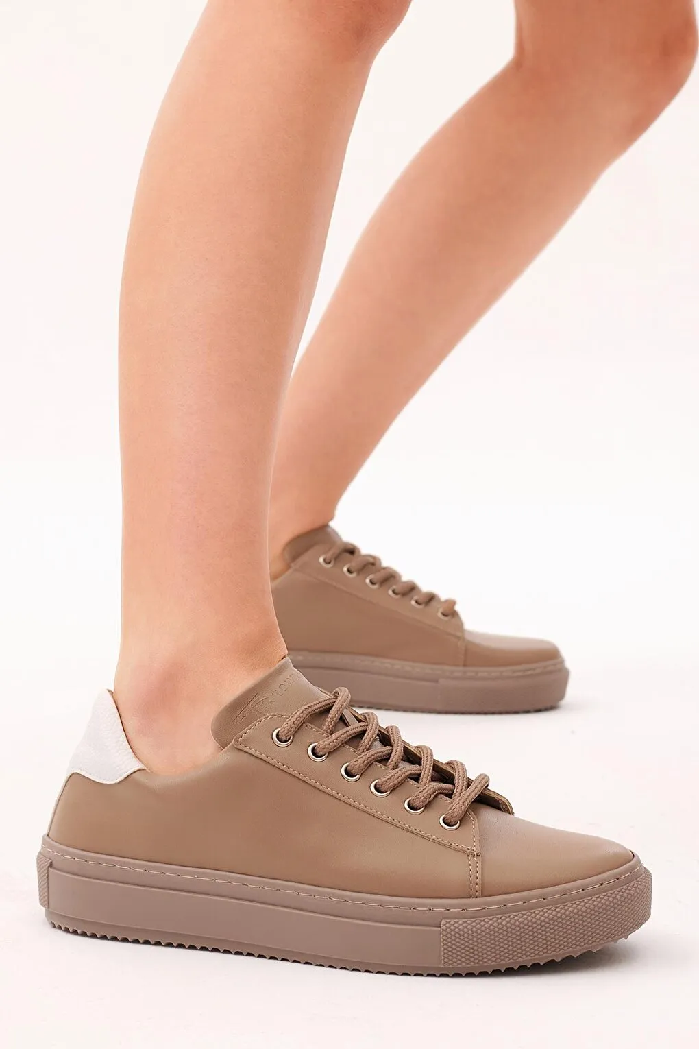 Women's Brown Comfortable Fit Lambskin Lace-up Sneaker